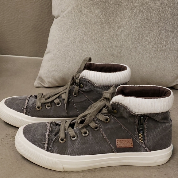 Snickers - Picture 2 of 5